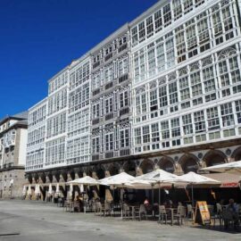 Locales de Copas en Cantones y Marina: Fiesta con Vistas al Mar.